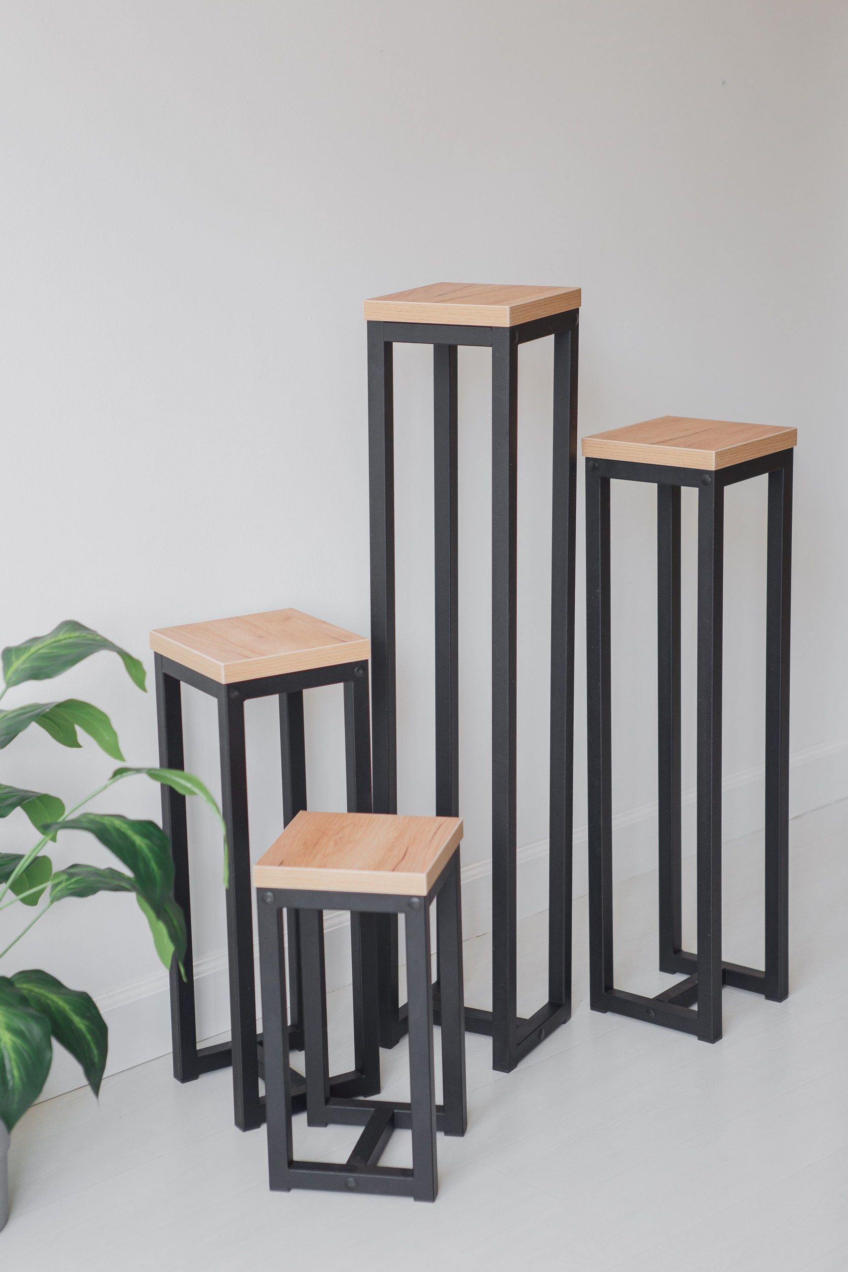 Цветочница-подставка Flowers Tower 60х20х20см дуб золотой, корпус черный