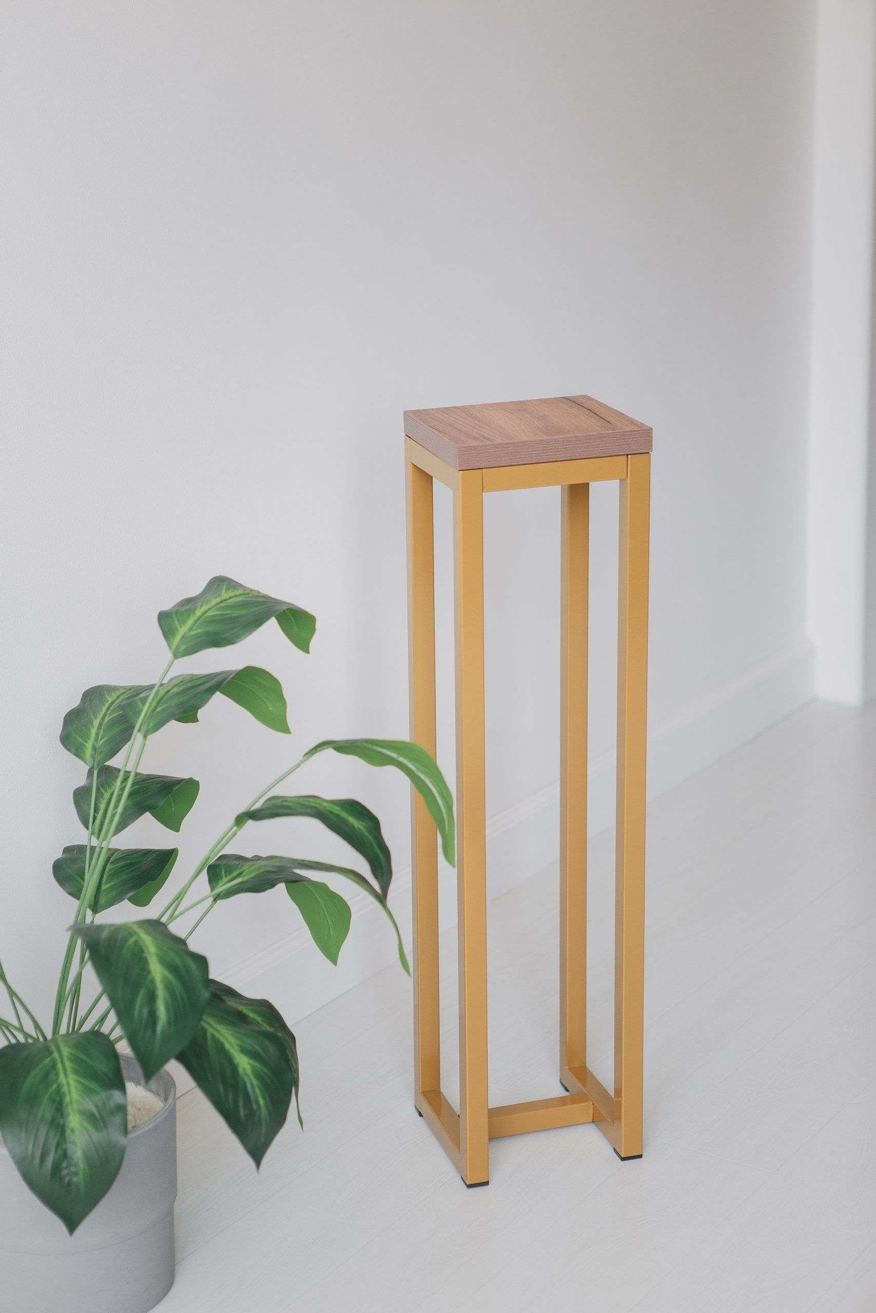Цветочница-подставка Flowers Tower 80х20х20 см дуб табачный, корпус золотой