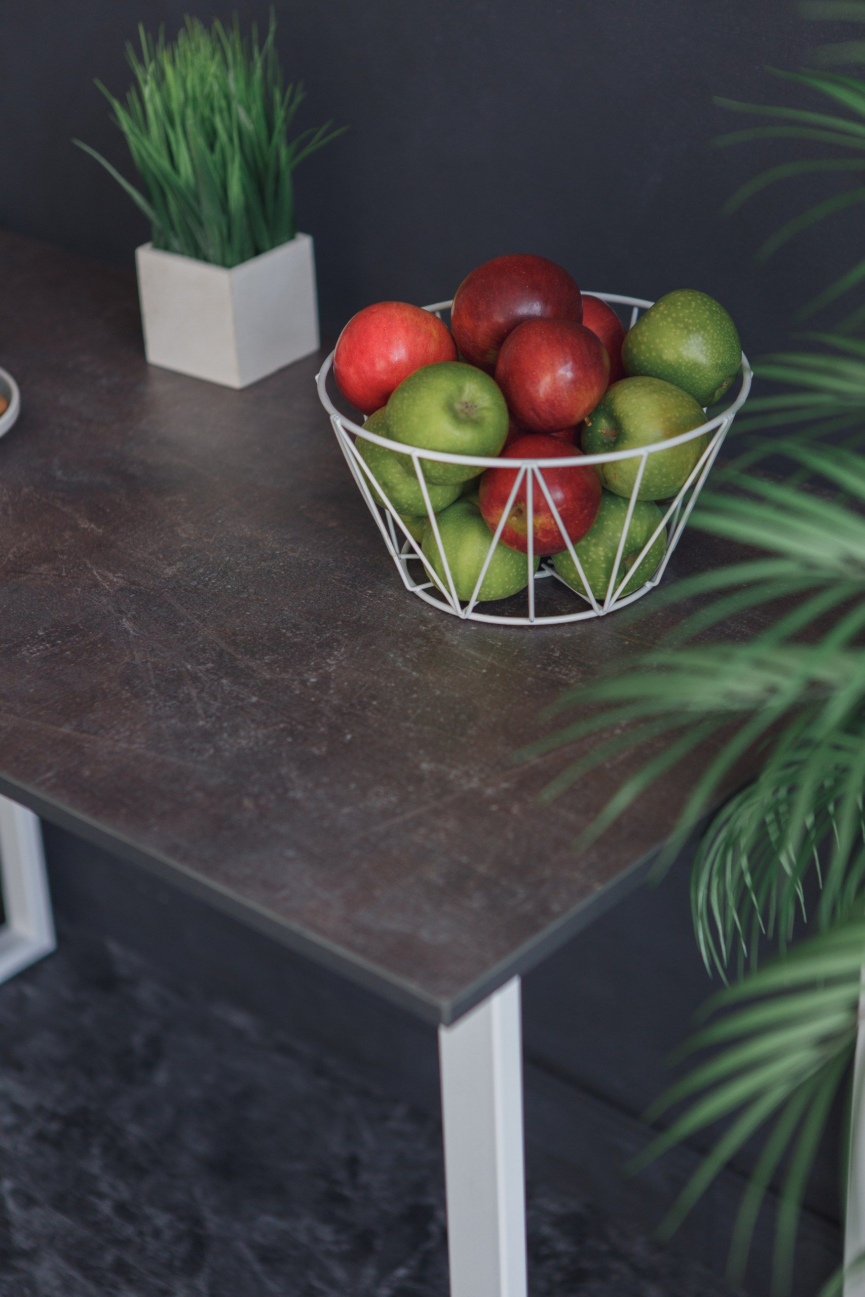 Стол обеденный кухонный письменный Universal Table 90х55см цвет ателье темный, ножки белые