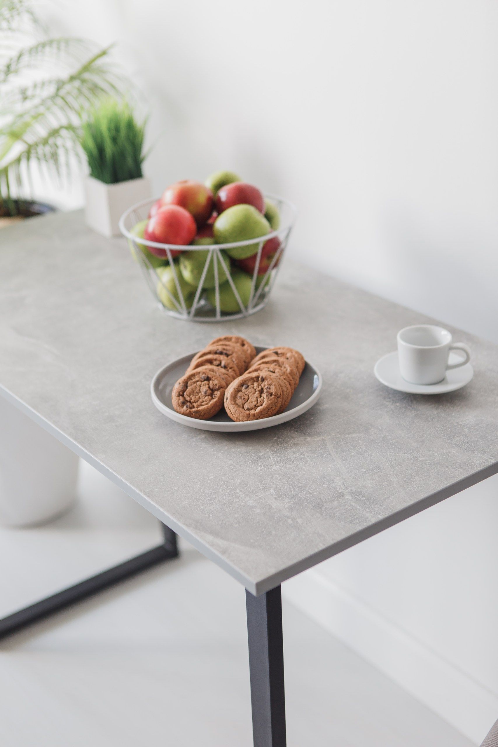 Стол обеденный кухонный письменный Universal Table 90х55см цвет ателье светлый, ножки черные